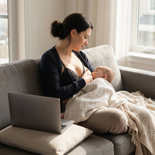 femme assise sur canape allaite son bebe a cote d'un ordinateur soutien gorge d'allaitement 