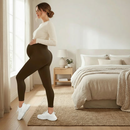 femme dans chambre leggings de grossesse maron