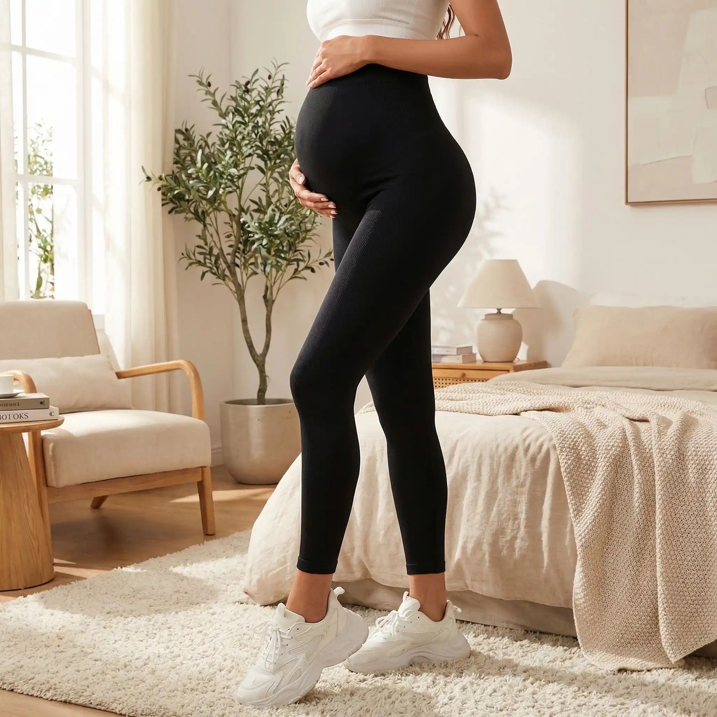 femme dans chambre leggings de grossesse noir chambre