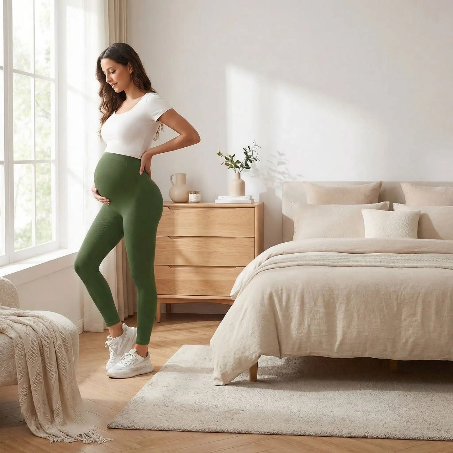 femme dans chambre leggings de grossesse vert