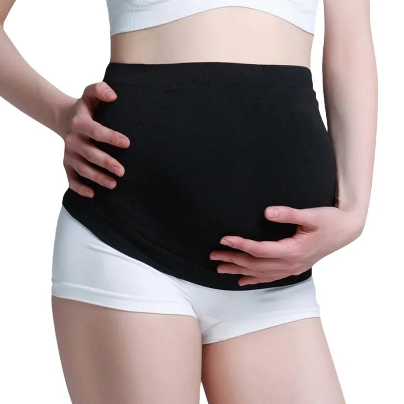 femme enceinte ceinture grossesse noire main ventre