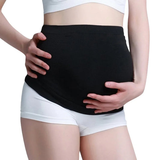 femme enceinte ceinture grossesse noire main ventre
