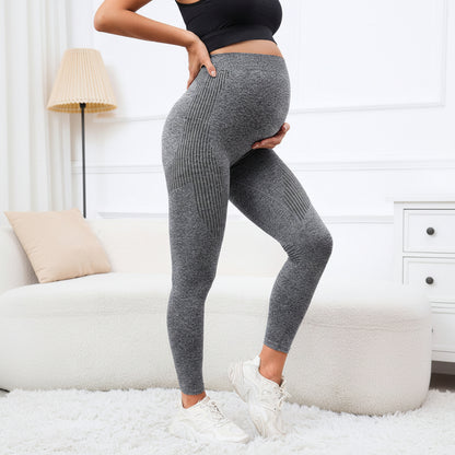 femme enceinte legging de grossesse chambre main ventre hanches