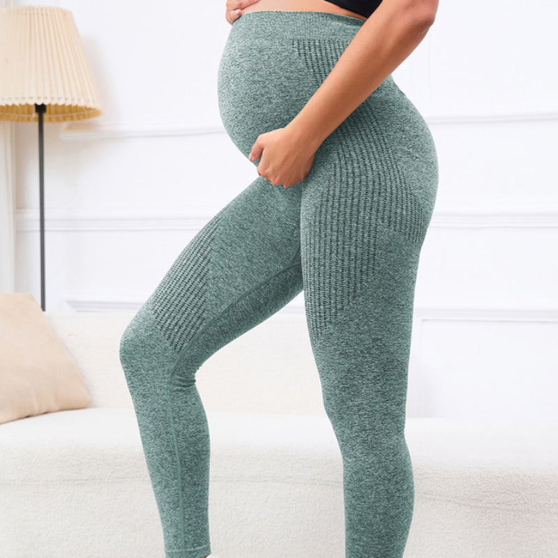 femme enceinte legging de grossesse main ventre chambre
