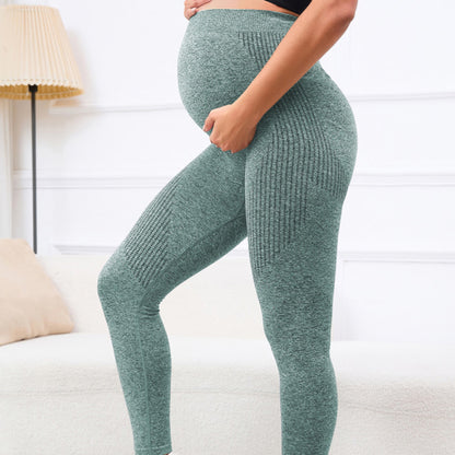 femme enceinte legging de grossesse main ventre chambre
