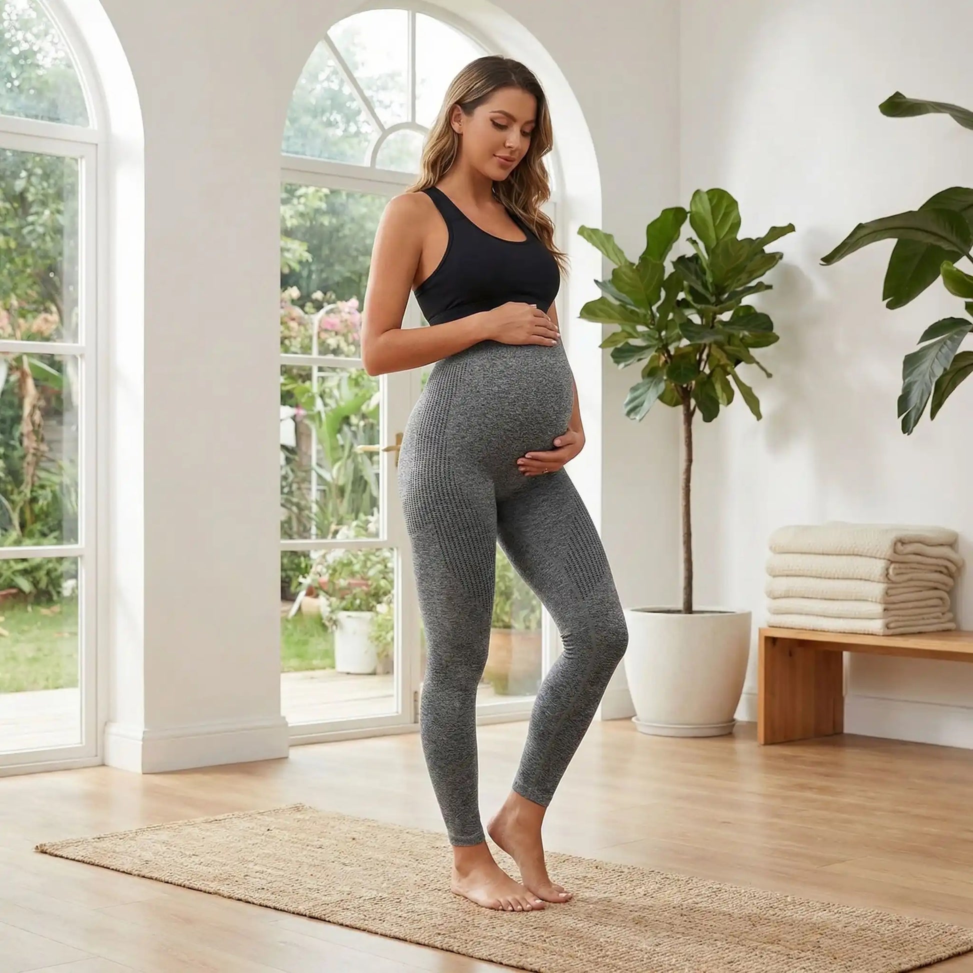 femme enceinte leggings de grossesse gris taille haute slim main ventre. 