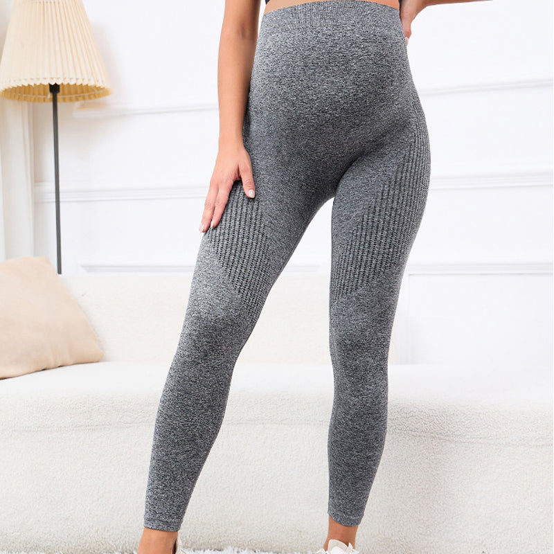 femme enceinte main cuisse legging de grossesse