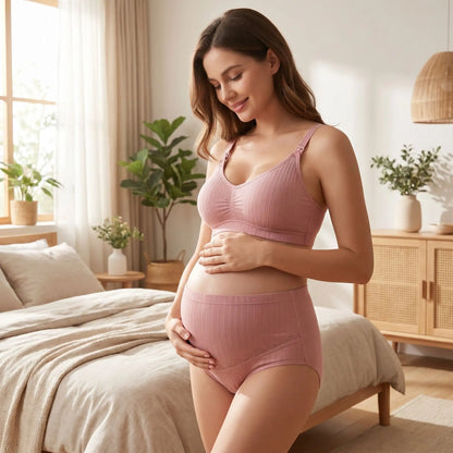 femme enceinte portant culotte grossesse coton dans chambre lit