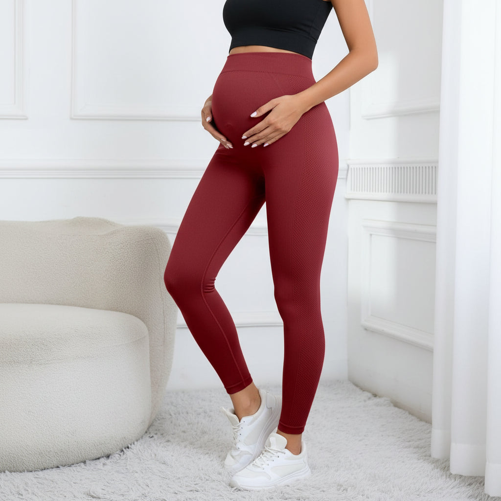 femme enceinte portant legging sport grossesse rouge sang