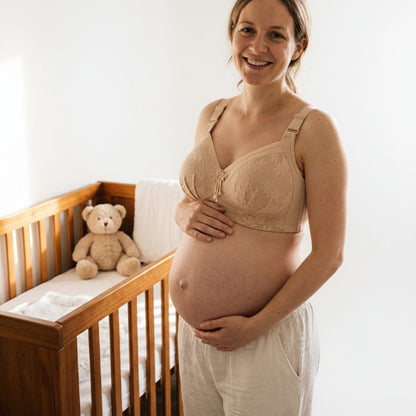 femme enceinte portant Soutien gorge d'allaitement beige a cote berceau bebe