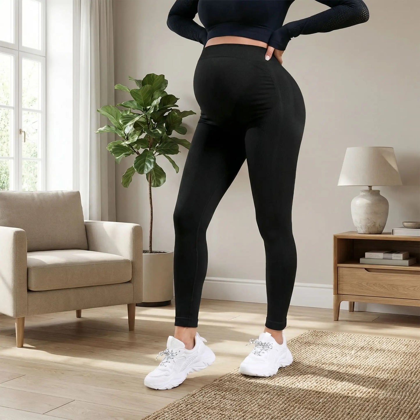 femme enceinte portant leggings grossesse noir chambre mains hanches