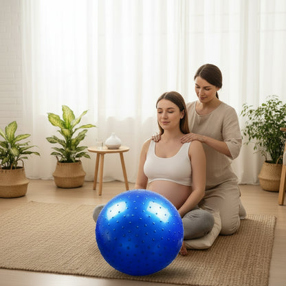 femme enceinte seance massage preparation accouchement dans chambre ballon grossesse pvc bleu