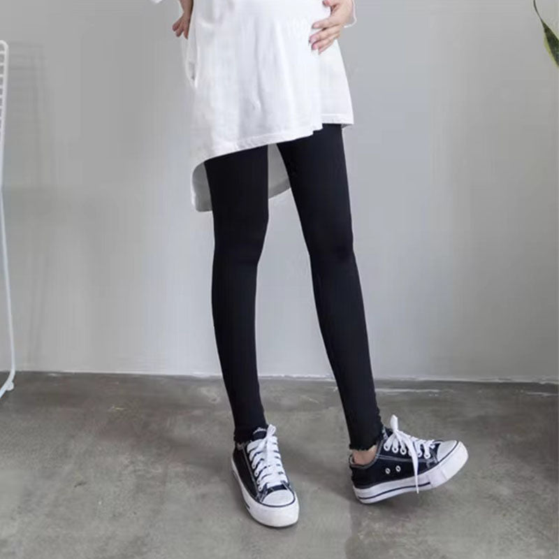 femme main ventre legging de grossesse noir chaussures