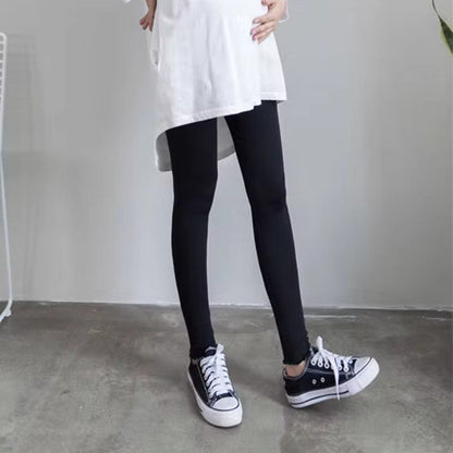 femme main ventre legging de grossesse noir chaussures