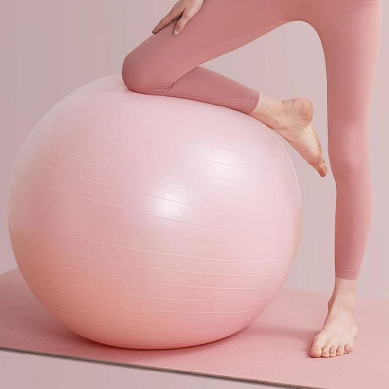 femme pieds sur ballon pour grossesse rose pvc