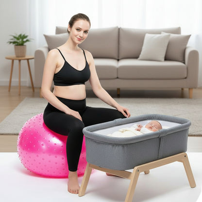 jeune maman assise ballon de grossesse recuperaton bebe dort berceau