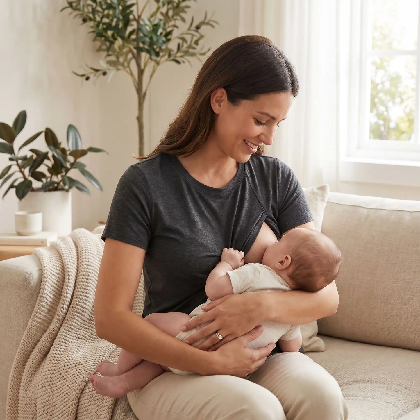 jeune maman bebe t-shirt allaitement gris fonce salon