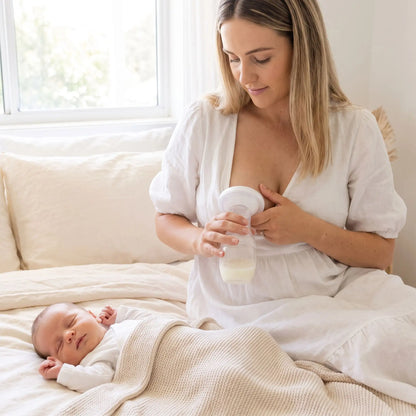 jeune maman bebe tir lait manuel lit