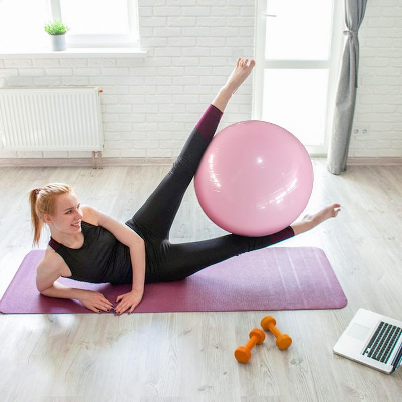 jeune maman exercice recuperation apres accouchement ballon pour grossesse rose