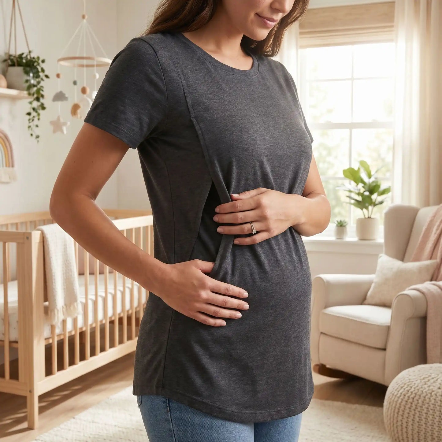 jeune maman t-shirt allaitement gris fonce salon