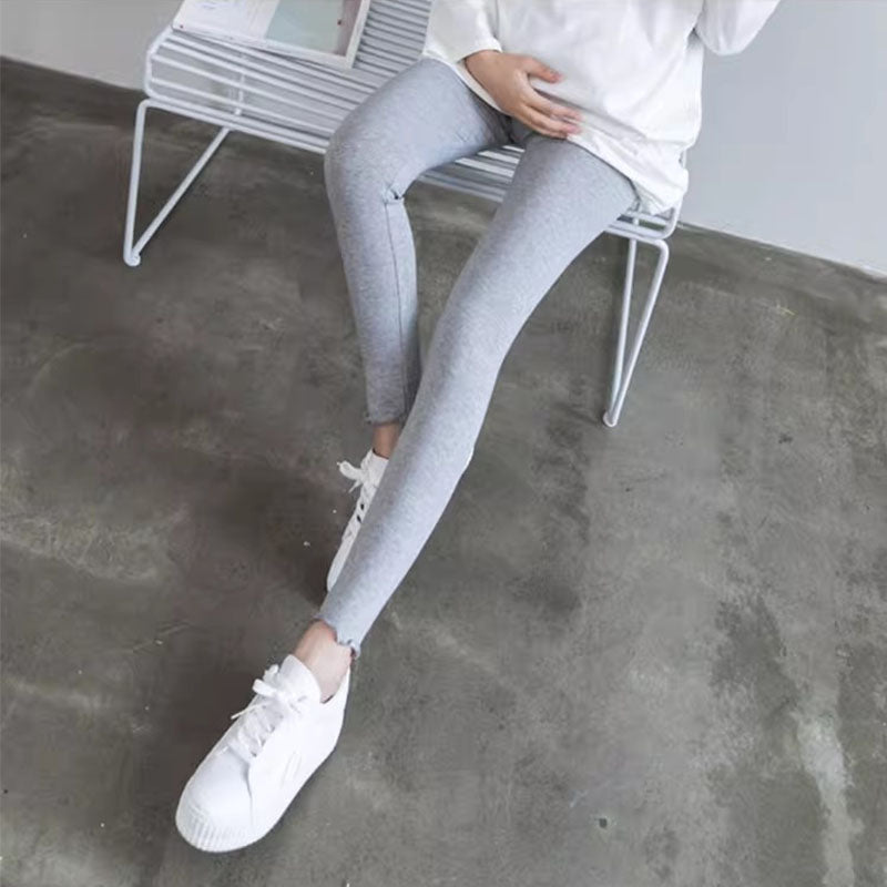 maman assisse banc legging de grossesse gris