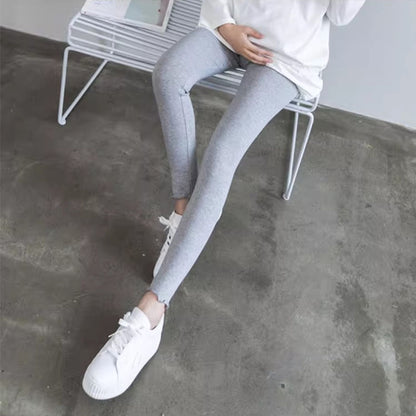 maman assisse banc legging de grossesse gris
