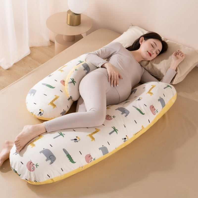 maman dort sur coussin de grossesse blanc