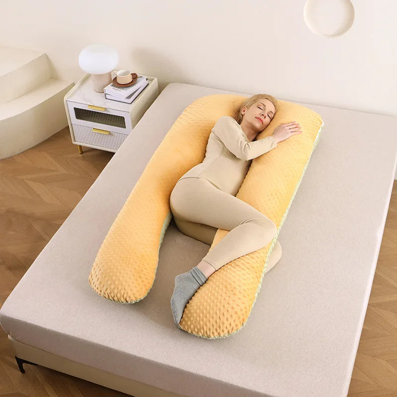 maman dort sur le lit dans coussin de grossesse pour dormir dore.