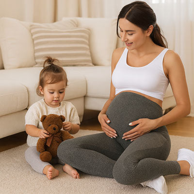 maman enceinte assise peiite fille ours legging grossesse gris fonce