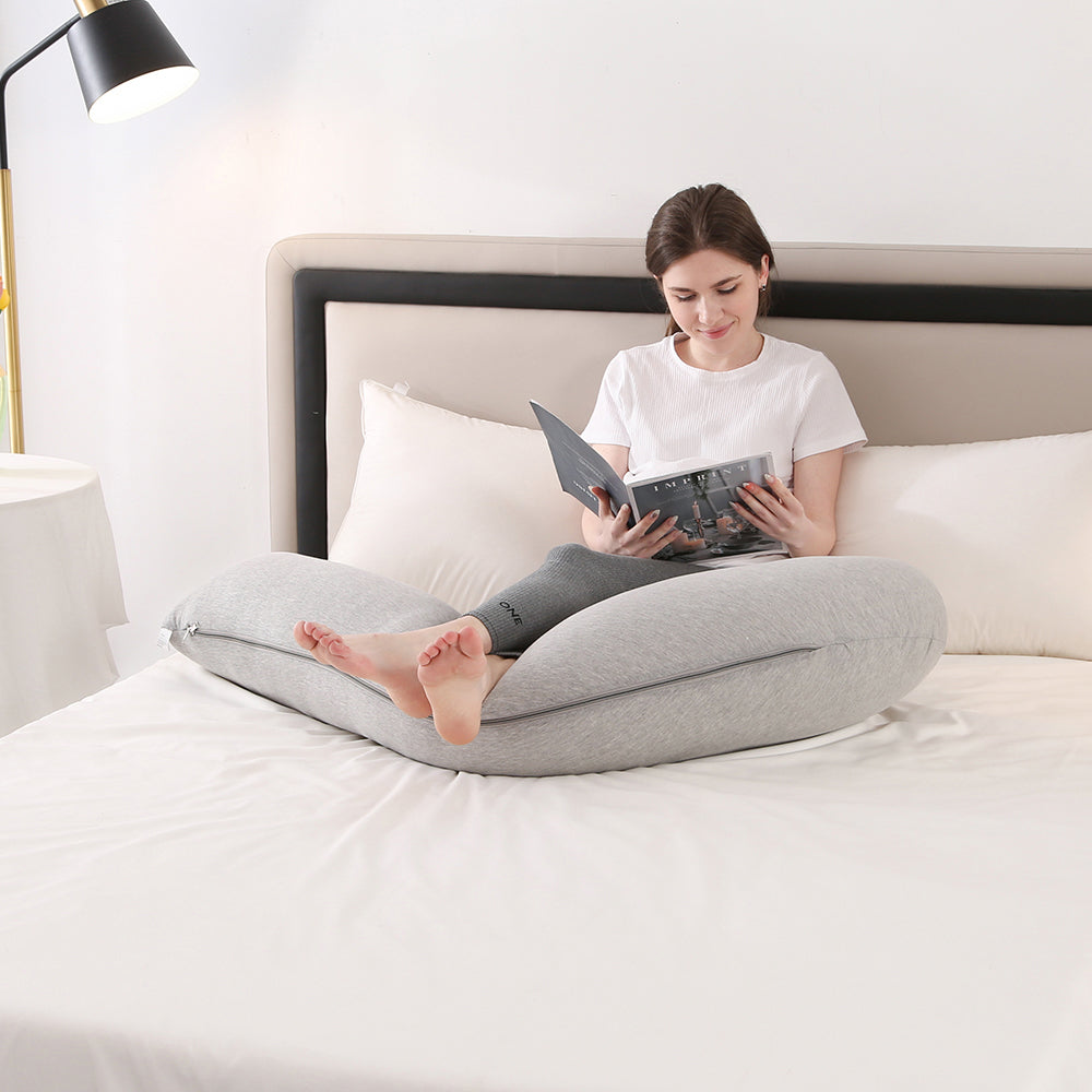 maman enceinte fait lecture coussin pour grossesse