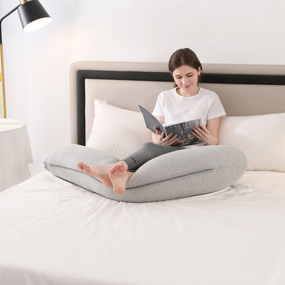 maman enceinte fait lecture coussin pour grossesse