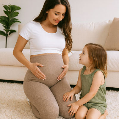 maman enceinte main ventre petite fille legging grossesse kaki