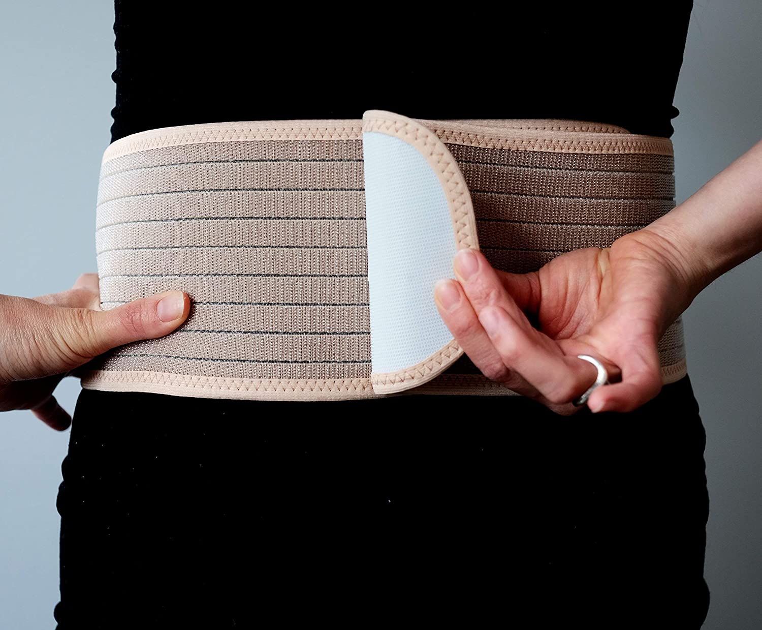maman enceinte portant ceinture grossesse beige soutien lombaire