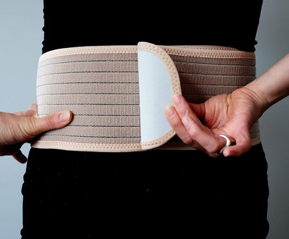 maman enceinte portant ceinture grossesse beige soutien lombaire