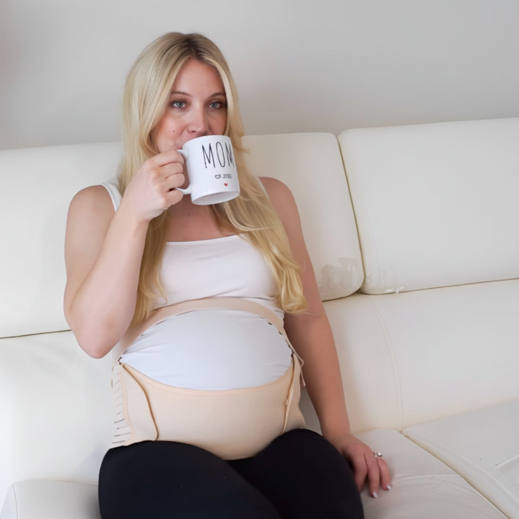 maman enceinte prennant cafe ceinture de grossesse beige
