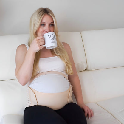 maman enceinte prennant cafe ceinture de grossesse beige