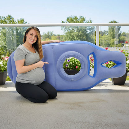 maman enceinte tient coussin de grossesse bleu