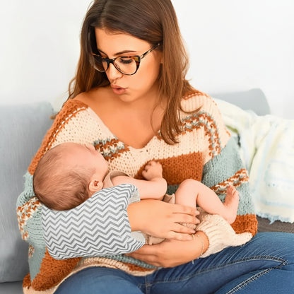 maman regarde bebe coussin d'allaitement
