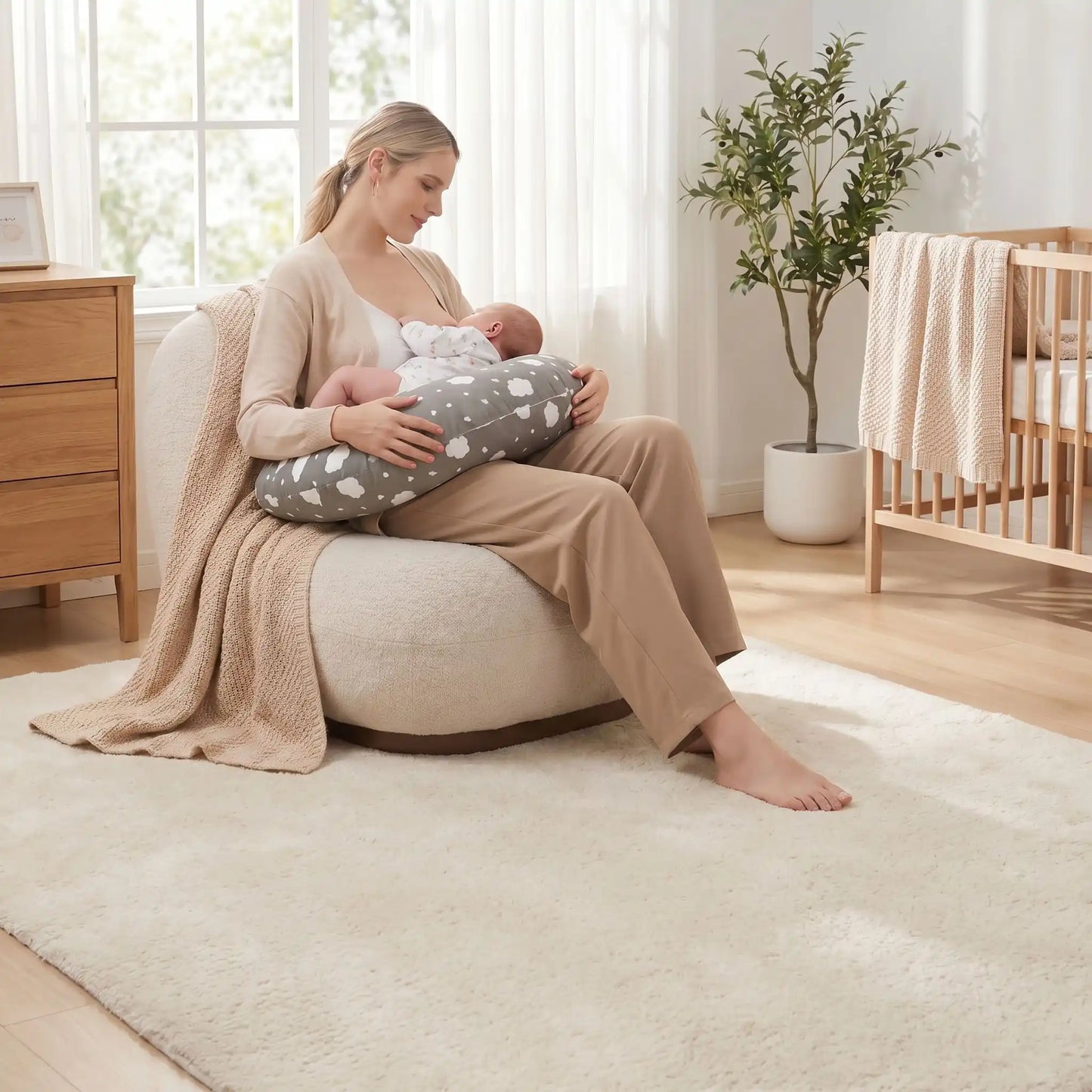 maman bebe tete coussin allaitement berceau