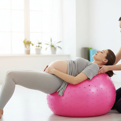 mere enceinte couchee ballon grossesse rose sur le dos pour massage